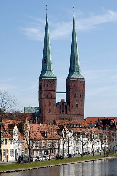 Lübeck Dom-von-Westen 070311
