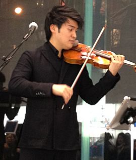 Ray Chen at NYC Apple Store (cropped)