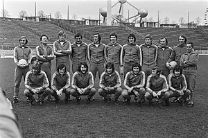 Selectie Belgisch elftal Atomium op de achtergrond, Bestanddeelnr 929-0880