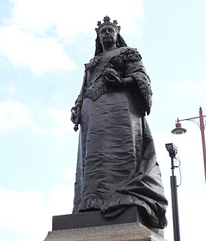 Statue Of Queen Victoria-Blackfriars Bridge-London