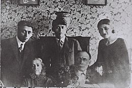 FAMILY PICTURE OF MENAHEM BEGIN (TOP L) WITH SISTER RACHEL AND LATE BROTHER HERZL WITH THEIR PARENTS IN THEIR HOME TOWN IN POLAND. תצלום משפחתי של מנחD690-049