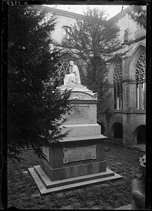 Monument a Jaume Balmes al claustre de la catedral de Vic (AFCEC VINTRO D 3329)