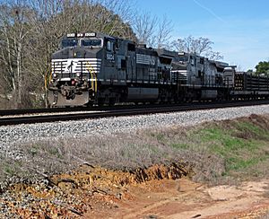 Norfolk Southern Railway welded rail train (north of Inaha, Georgia, USA) 1 (23119217632).jpg