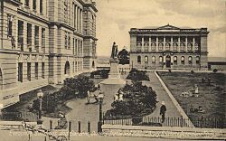 StateLibQld 2 67075 Executive Buildings and gardens, statue of Queen Victoria and Public Library, Brisbane, ca. 1910