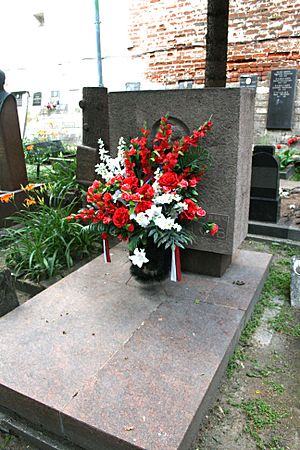Могила Максима Литвинова на Новодевичьем кладбище