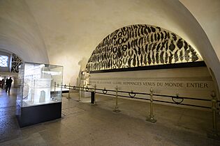 Interior of the Arc de Triomphe (22265695019)