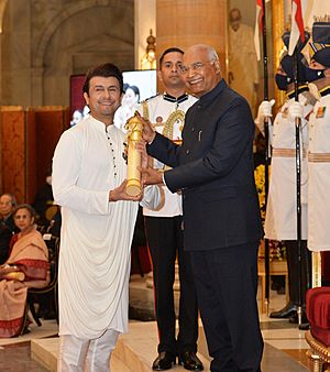The President, Shri Ram Nath Kovind presenting the Padma Shri Award to Shri Sonu Nigam, at the Civil Investiture Ceremony-II, at Rashtrapati Bhavan, in New Delhi on March 28, 2022