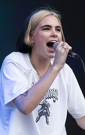 BENEE (50117380403) (cropped) 2.jpg