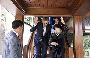 Barack Obama and Nguyen Thi Kim Ngan visiting Stilt House