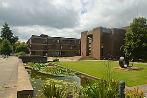 Cmglee Cambridge Churchill College entrance.jpg