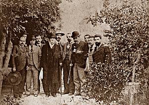 El poeta Vicente Medina (primero a la derecha de la foto) con Emilio Castelar, José García-Vaso y otros amigos