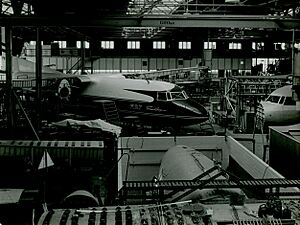 Het tweede prototype van de Fokker F27 Friendship in de Fokker fabriek (2161 026961)