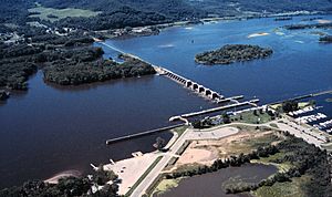Mississippi River Lock and Dam number 6.jpg