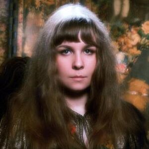 Sandy Denny by David Bailey 1972 wiki.jpg