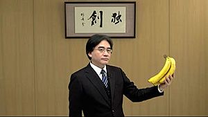 Satoru Iwata E3 2012 holding bananas