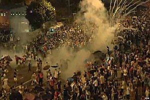 香港警方向示威者發射催淚彈