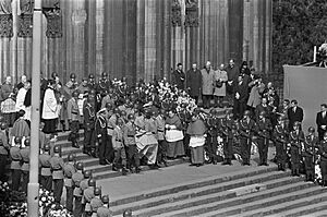 Begrafenis Adenauer, kist wordt kerk uitgedragen, Bestanddeelnr 920-2642