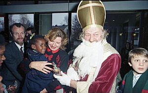 Bundesarchiv B 145 Bild-F080280-0013, Bonn, Weihnachtsfeier für Diplomatenkinder