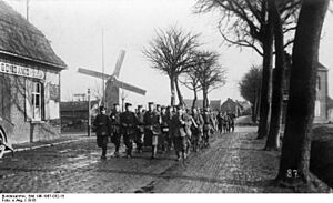 Bundesarchiv Bild 146-1987-032-15, Belgien, Flandern, Soldaten auf dem Marsch