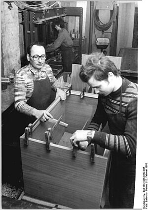 Bundesarchiv Bild 183-1986-0212-006, Lychen, Tischlerei, Werkstatt