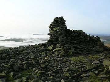Cairn and shelter on Whinfell Beacon. - geograph.org.uk - 102504.jpg