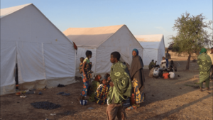 Des déplacés peuls sur le site de Barsalogho au petit matin, au Burkina Faso, le 15 janvier 2019