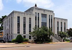 The Houston County Courthouse in Crockett is located at the intersections of Texas State Highway 21 and U.S. Highway 287.