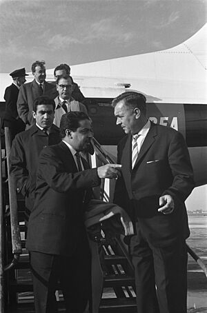 Khalifa Bin Sulman Alkhalifa , sheik van Bharein op Schiphol, Bestanddeelnr 914-4931