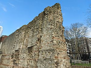 London Roman Wall - surviving section by Tower Hill gardens full section