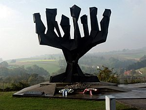 Menora-Mahnmal des Staates Israel mit Ehrenkränzen, Gedenkstätte KZ Mauthausen 2004