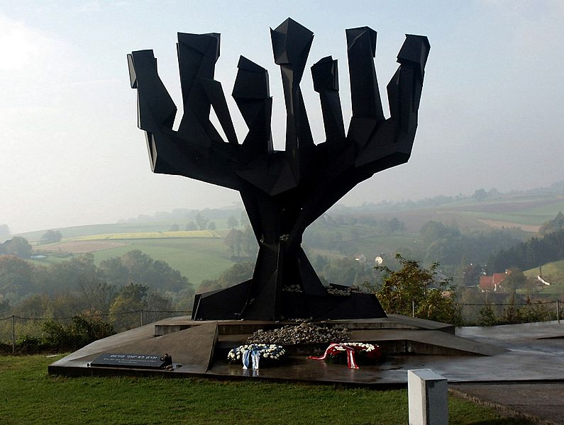 Image MenoraMahnmal des Staates Israel mit Ehrenkränzen, Gedenkstätte