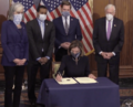 Nancy Pelosi signs the article of the second impeachment of Donald Trump 19