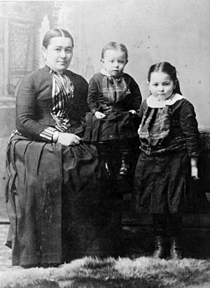Odille Morison and children, c. 1890