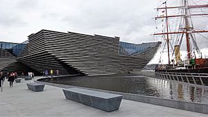 The RRS Discovery & the V&A Museum, Dundee.jpg