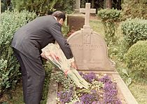 1981. Julio, 1. Colocando flores en la tumba de Raissa y Jacques Maritain, en Kolbsheim, Alsace, Francia