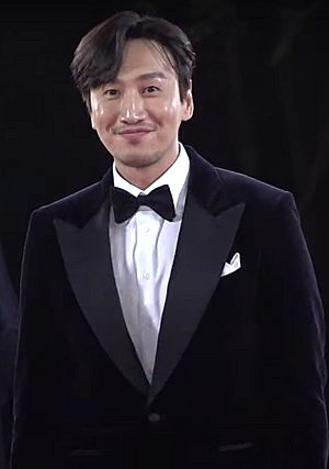 Lee Kwang-soo wearing dark green shirt and smiling in 2014