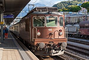 BLS Re 425 mit Regionalzug in Spiez