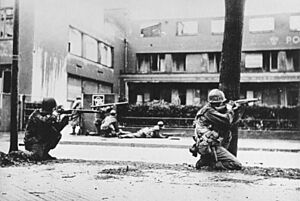 Bundesarchiv Bild 146-1971-053-59, Mannheim, US-Truppen im Straßenkampf