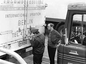 Bundesarchiv Bild 183-L0331-0009, Potsdam, Grenzübergang Drewitz-Dreilinden, Verplomben von LKW