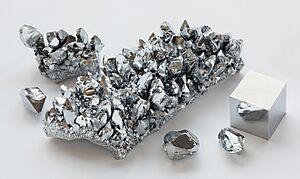 Chromium crystals and 1cm3 cube