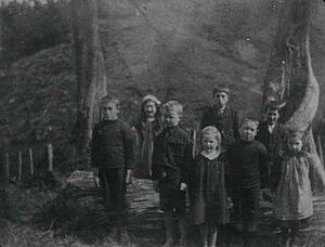 Huhue School children (AM PH-CNEG-C11680) (cropped)
