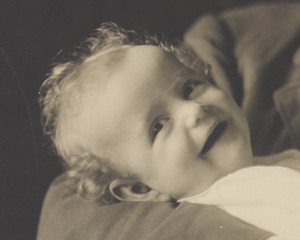 Kermit Roosevelt, Jr. in his father's arms detail, from- Theodore Roosevelt and Kermit Roosevelt, Jr. LCCN2001697251 (cropped)