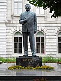 A statue of a man on a small pedestal, saying "DUPLESSIS"