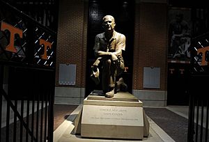 NeylandStatue