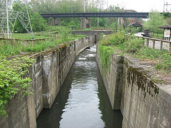 Ohio and Erie Canal Lock 14, Cascade Locks Park.jpg