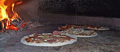 Pizza im Pizzaofen von Maurizio