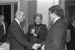 Shimon Peres Shlomo Mintz at a reception in honor of Zubin Tehta's 50th birthday. Mira Avrech in center D117-044