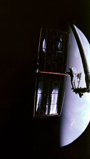 Thornton Prepares to Release Hubble Array - GPN-2000-001155