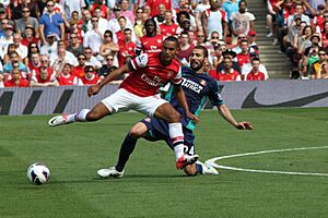 Flickr - Ronnie Macdonald - Theo Walcott ^ Carlos Cuellar