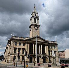Guildhall Lowgate, Kingston upon Hull, Jun23 (cropped)